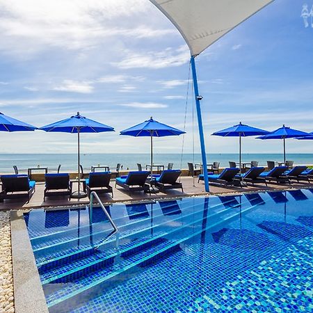 Amari Hua Hin - SHA Extra Plus Bagian luar foto The swimming pool at the hotel