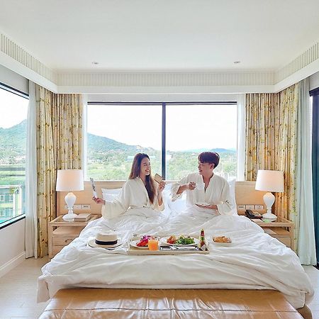 Amari Hua Hin - SHA Extra Plus Bagian luar foto A couple in a hotel room