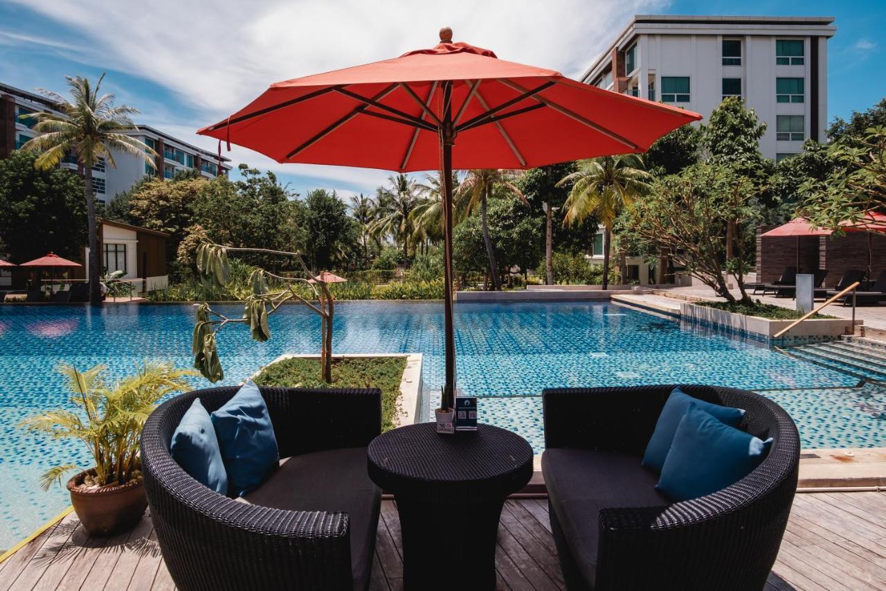 Amari Hua Hin - SHA Extra Plus Bagian luar foto The swimming pool at the resort