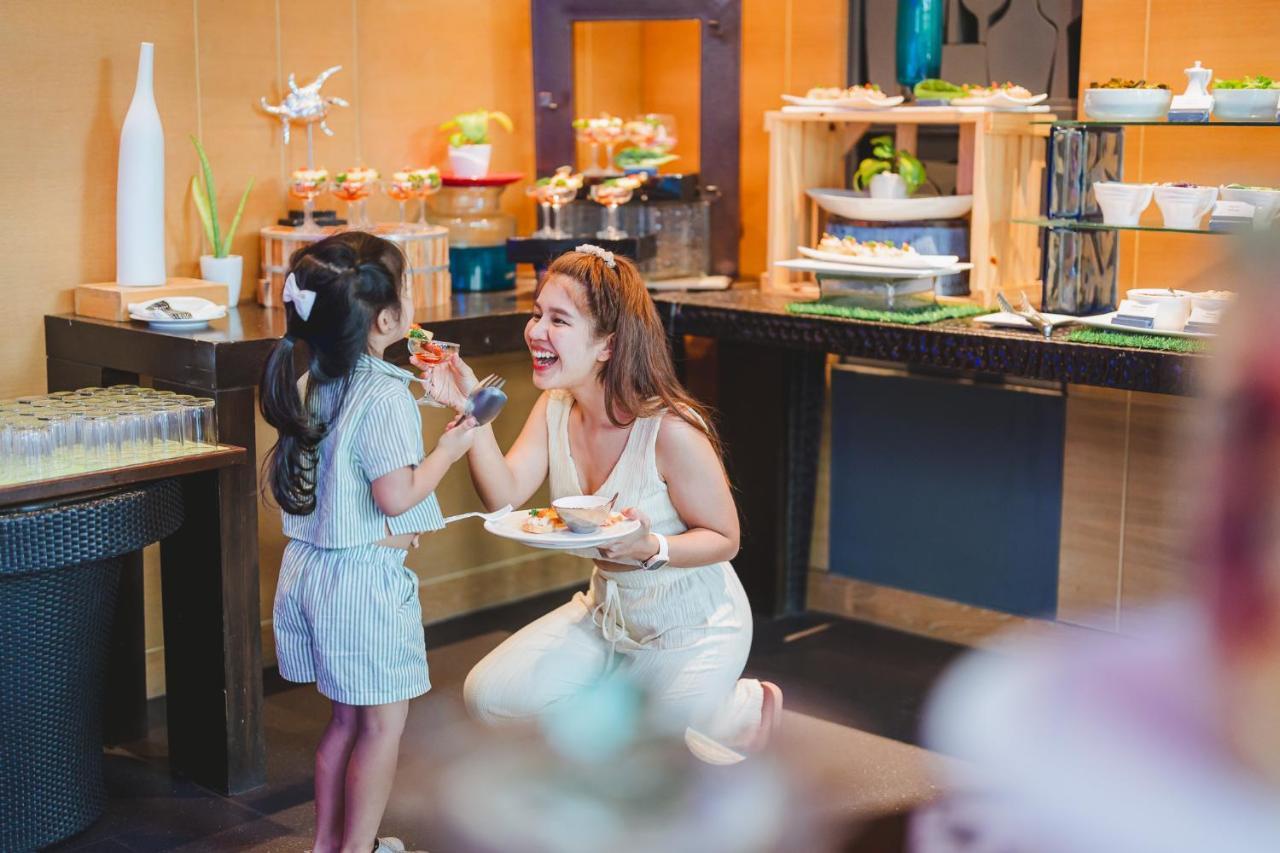Amari Hua Hin - SHA Extra Plus Bagian luar foto A mother and daughter at the buffet