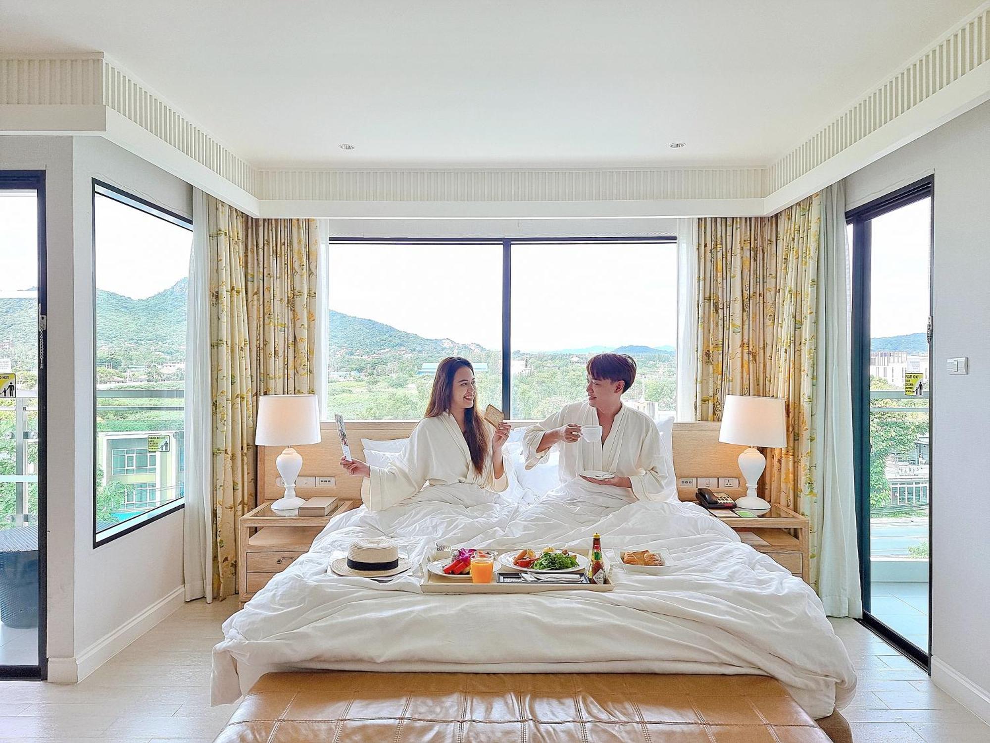 Amari Hua Hin - SHA Extra Plus Bagian luar foto A couple in a hotel room