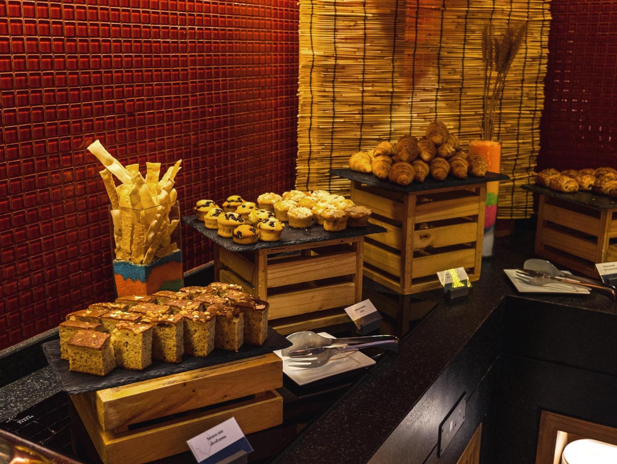 Amari Hua Hin - SHA Extra Plus Bagian luar foto A selection of pastries at a buffet